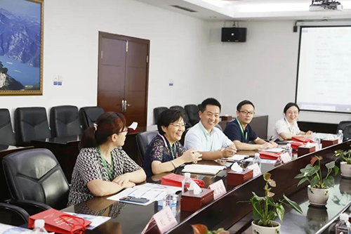 宜昌人福药业副总裁、总工程师李莉娥，产品开发中心主任吕金良，副主任吴有斌、曲龙妹等