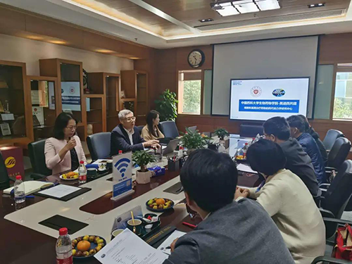 人生就是博首席执行官陈春麟博士，商务发展部副总裁蔡金娜博士等人热情接待了金能明书记一行。