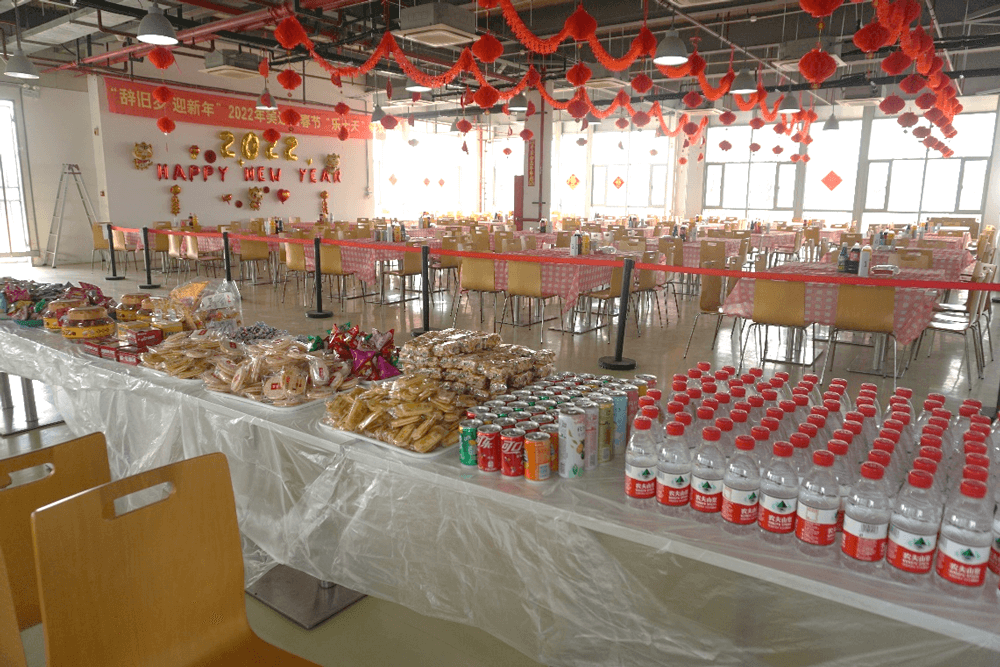 人生就是博还为伙伴们准备了水果、零食、饮料等